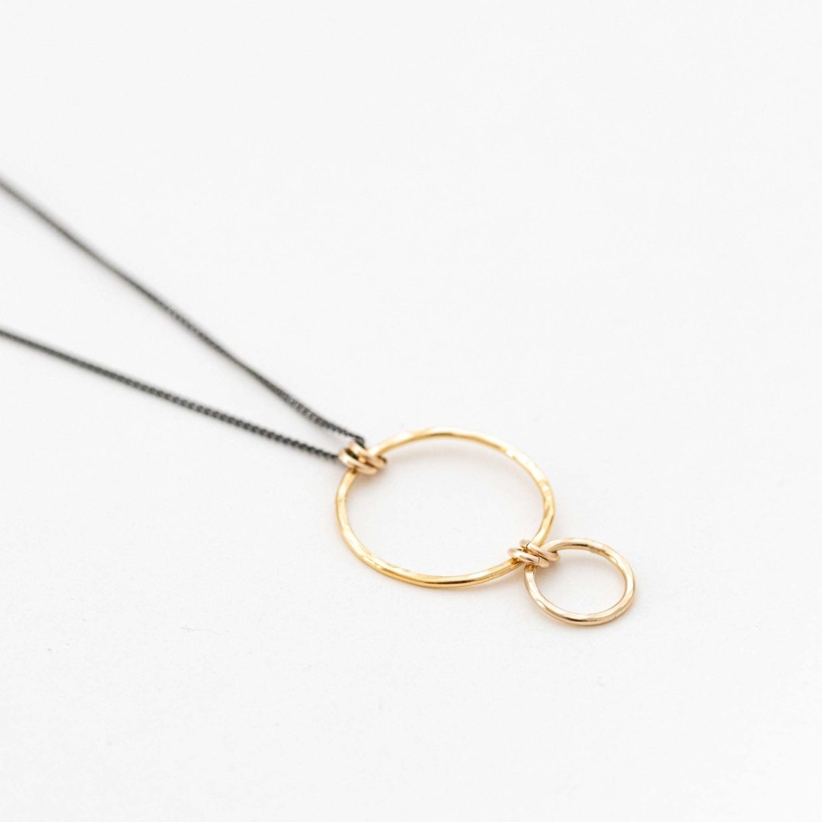 Schwarze Halskette mit gehämmerten Goldfill-Ringen