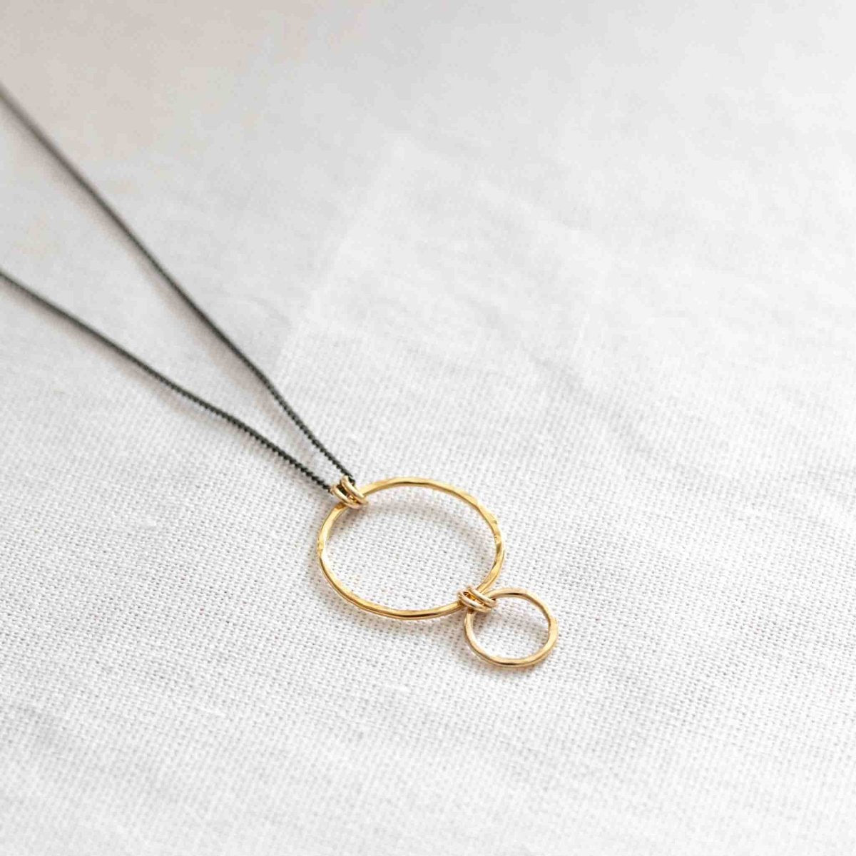 Schwarze Halskette mit gehämmerten Goldfill-Ringen