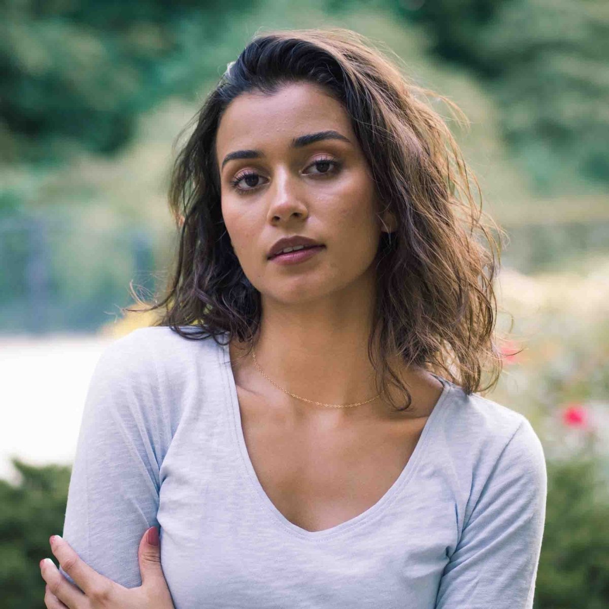 Porträt-Aufnahme des Models mit einer halsnahen, feinen Goldfill-Kette