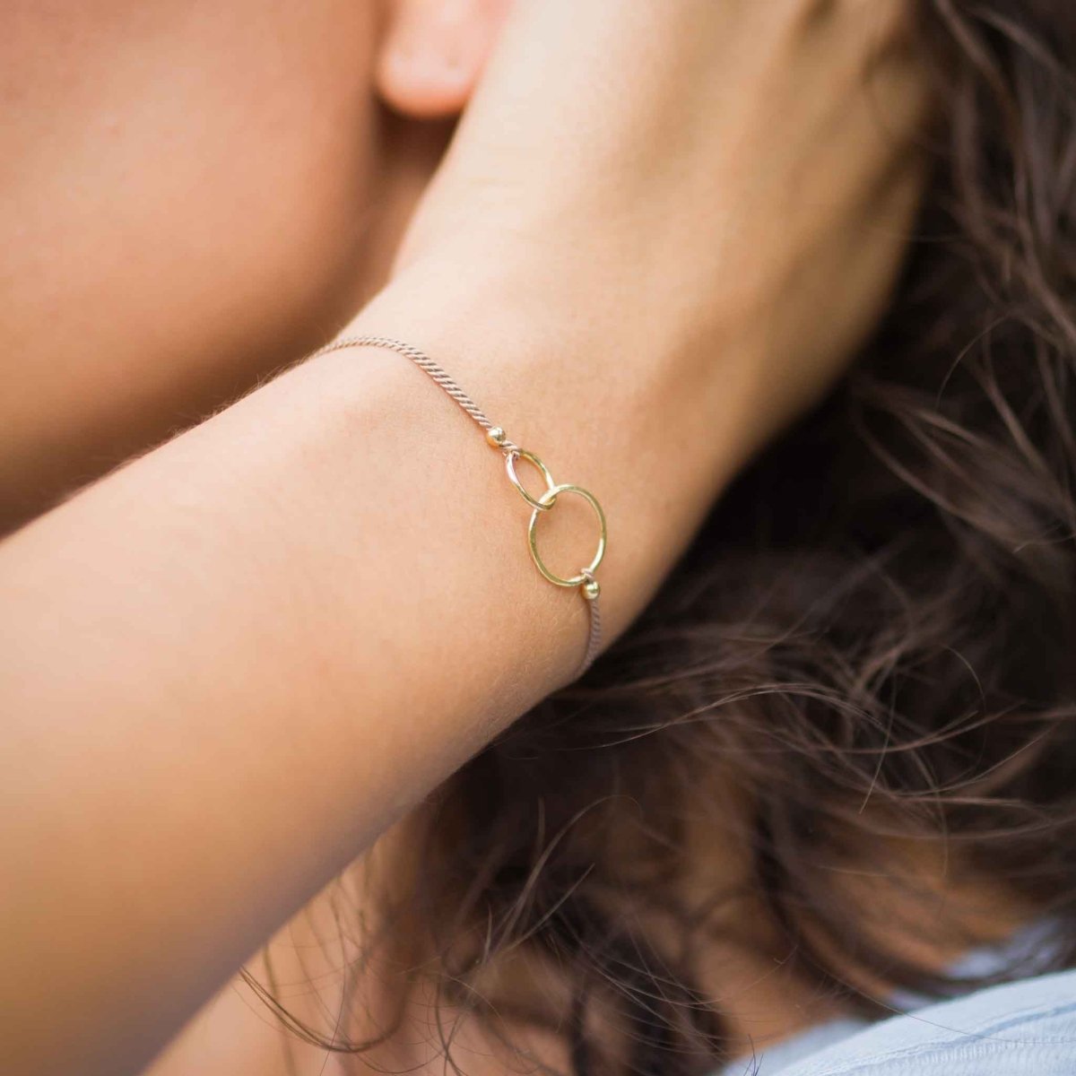 Beiges Seidenarmband mit zwei goldenen Ringen | MAYAMBERLIN