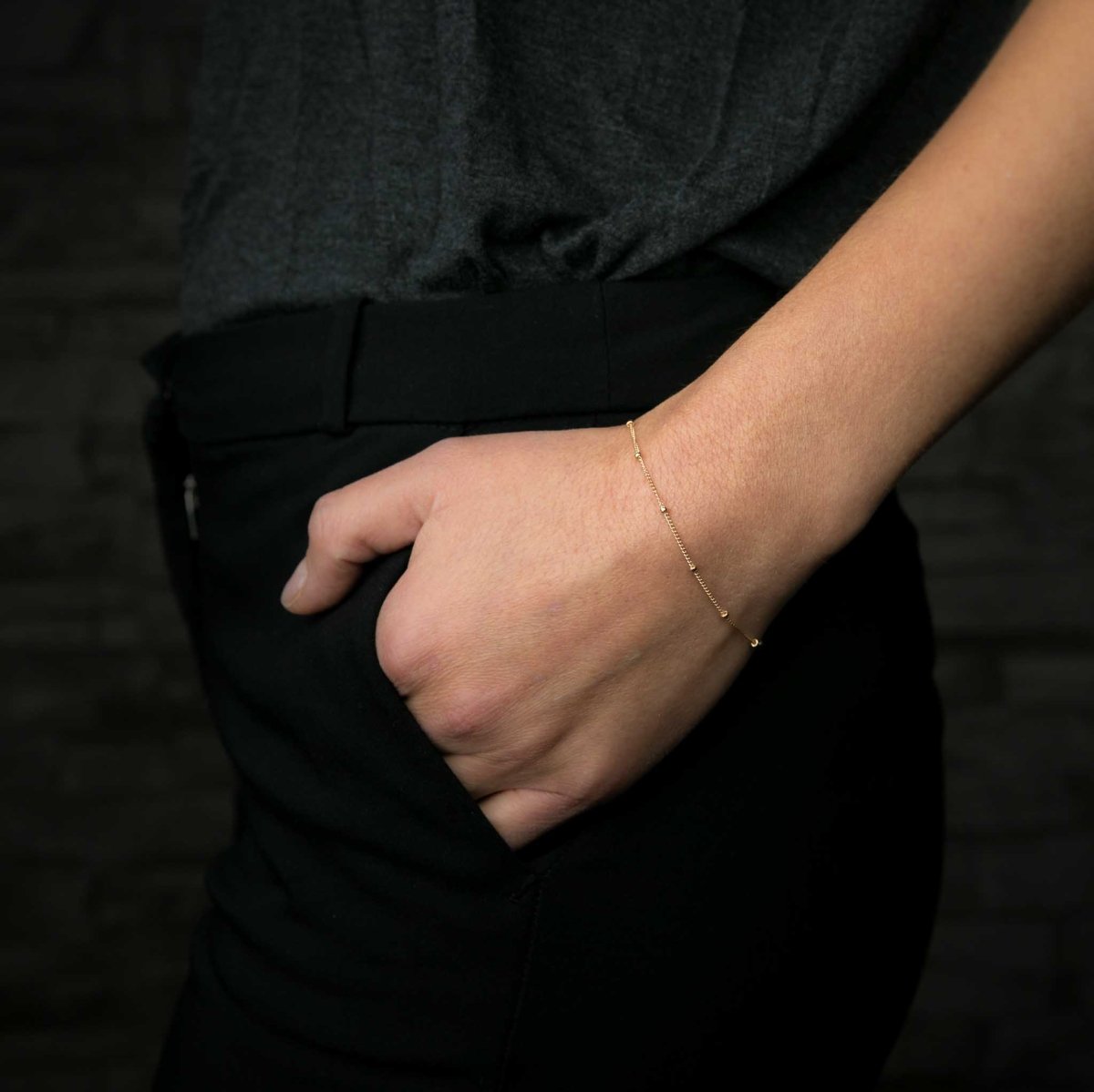 Satellitenarmband goldfilled am Arm des Models.